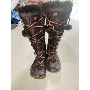 Nike Apres Skyhigh boots brown with Pom Pom's